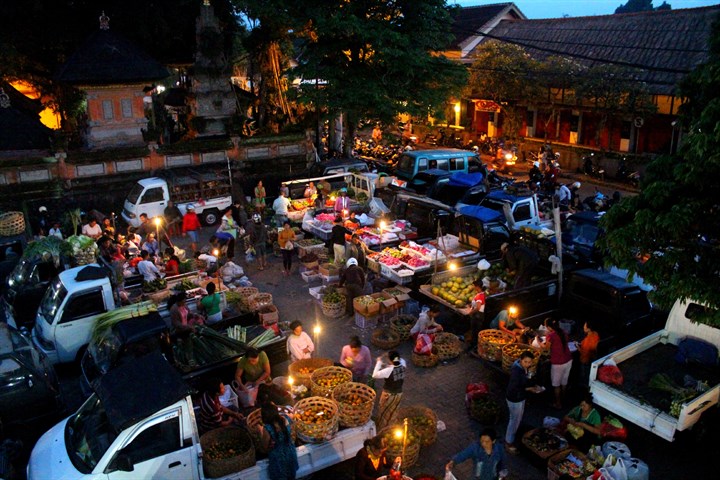 Scene of the Ubud Morning Market before sunrise when locals and restaurants are buying all their groceries