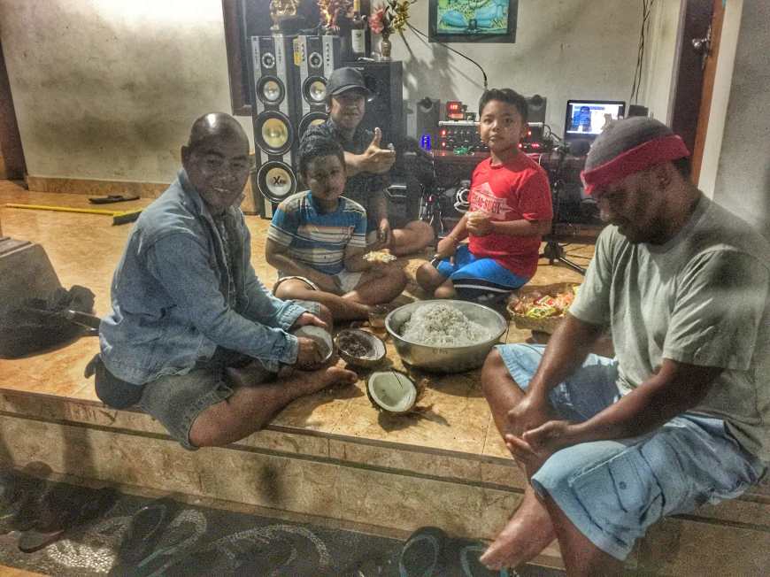 cooking dinner with a group of 30 balinese villagers in Tampak Siring Bali